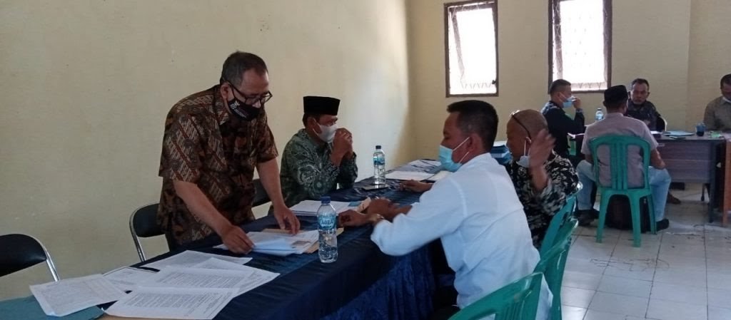 Memet Selamet Tegas Menolak Menandatangani Berkas Verifikasi Bakal Calon Kepala Desa Sajira Mekar