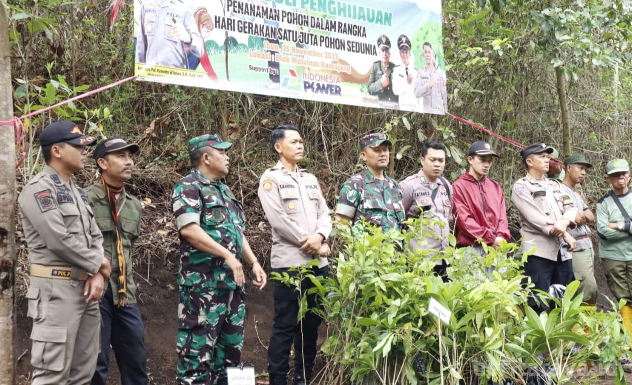 Polsek Ibun Polresta Bandung Tanam 1000 Pohon Berbagai Jenis di Area Curug Madi