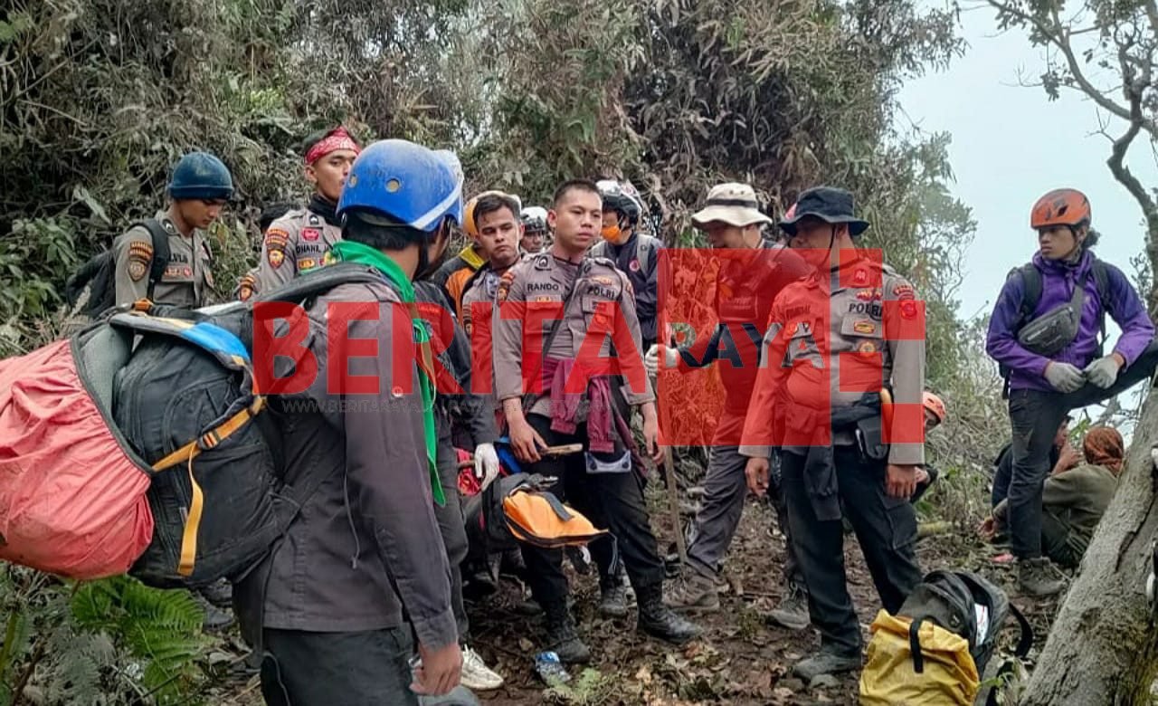 Tim Samapta Polda Sumbar Bantu Evakuasi Korban Erupsi Gunung Marapi