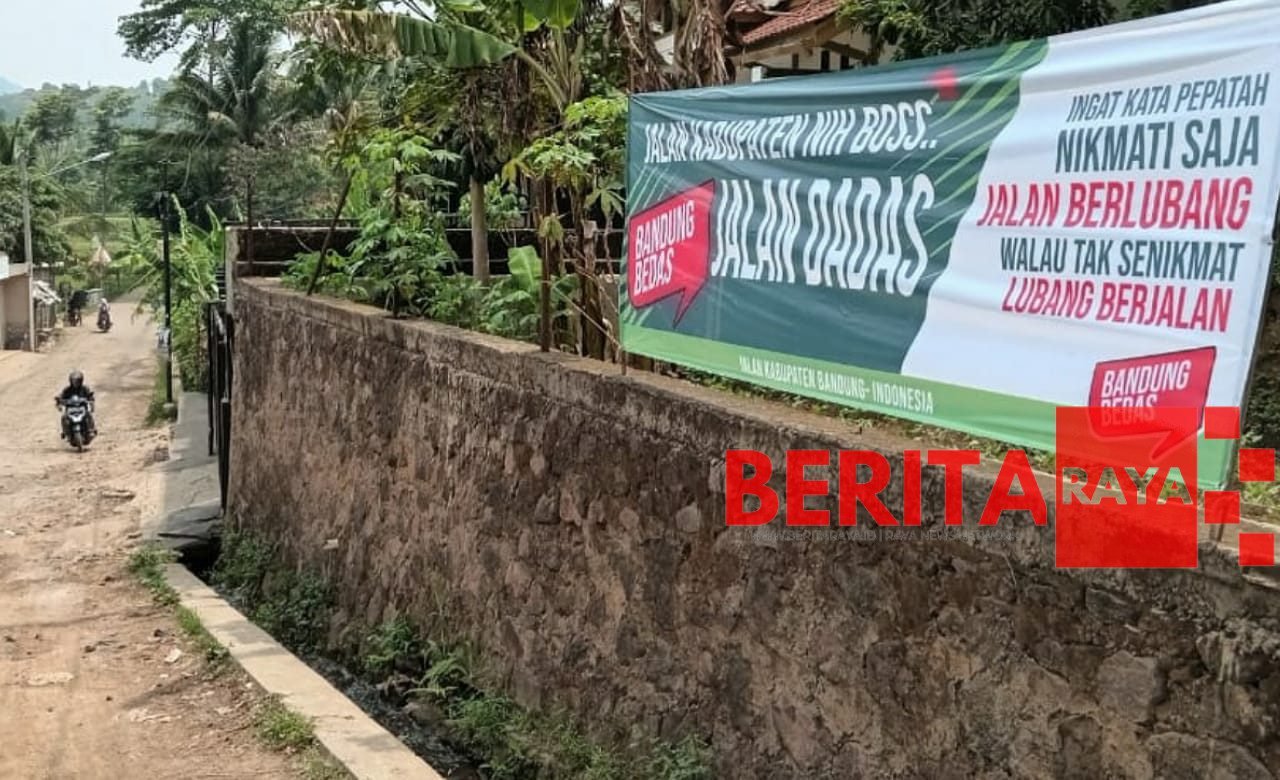 Spanduk Protes Jalan Rusak di Desa Narawita, Warga: Donasi Untuk Jalan Kabupaten Bandung Yang Tidak Ada Solusi