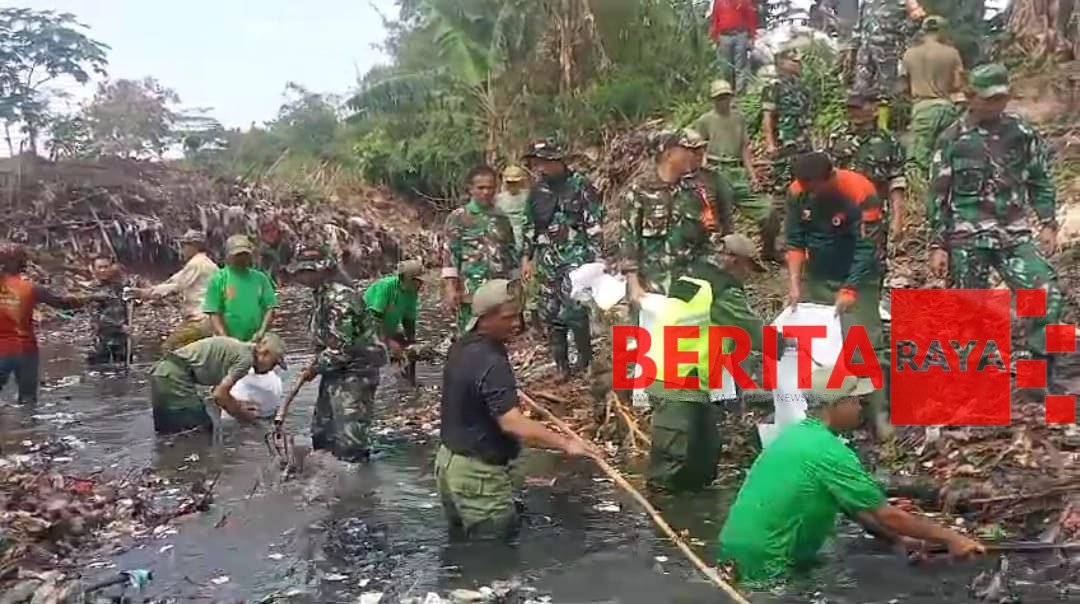 Antisipasi Bencana, Koramil 2402/Cicalengka Bersama Polsek Cicalengka, Pemdes Panenjoan dan Warga Bersihkan Sungai Cibodas
