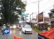 Mengurai Kepadatan Kendaraan di Wilayah Ciwidey, Anggota Polresta Bandung Terapkan Tiga Kali One Way