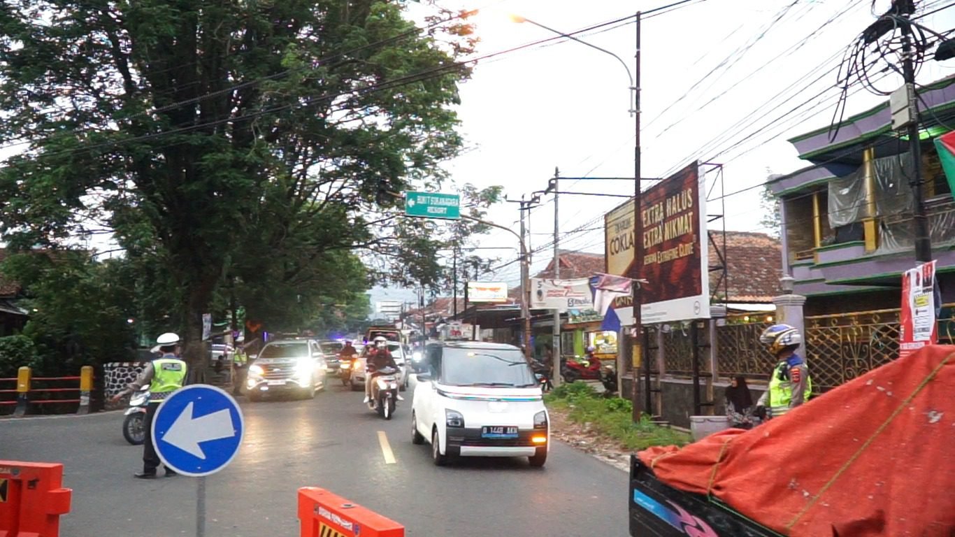 Mengurai Kepadatan Kendaraan di Wilayah Ciwidey, Anggota Polresta Bandung Terapkan Tiga Kali One Way