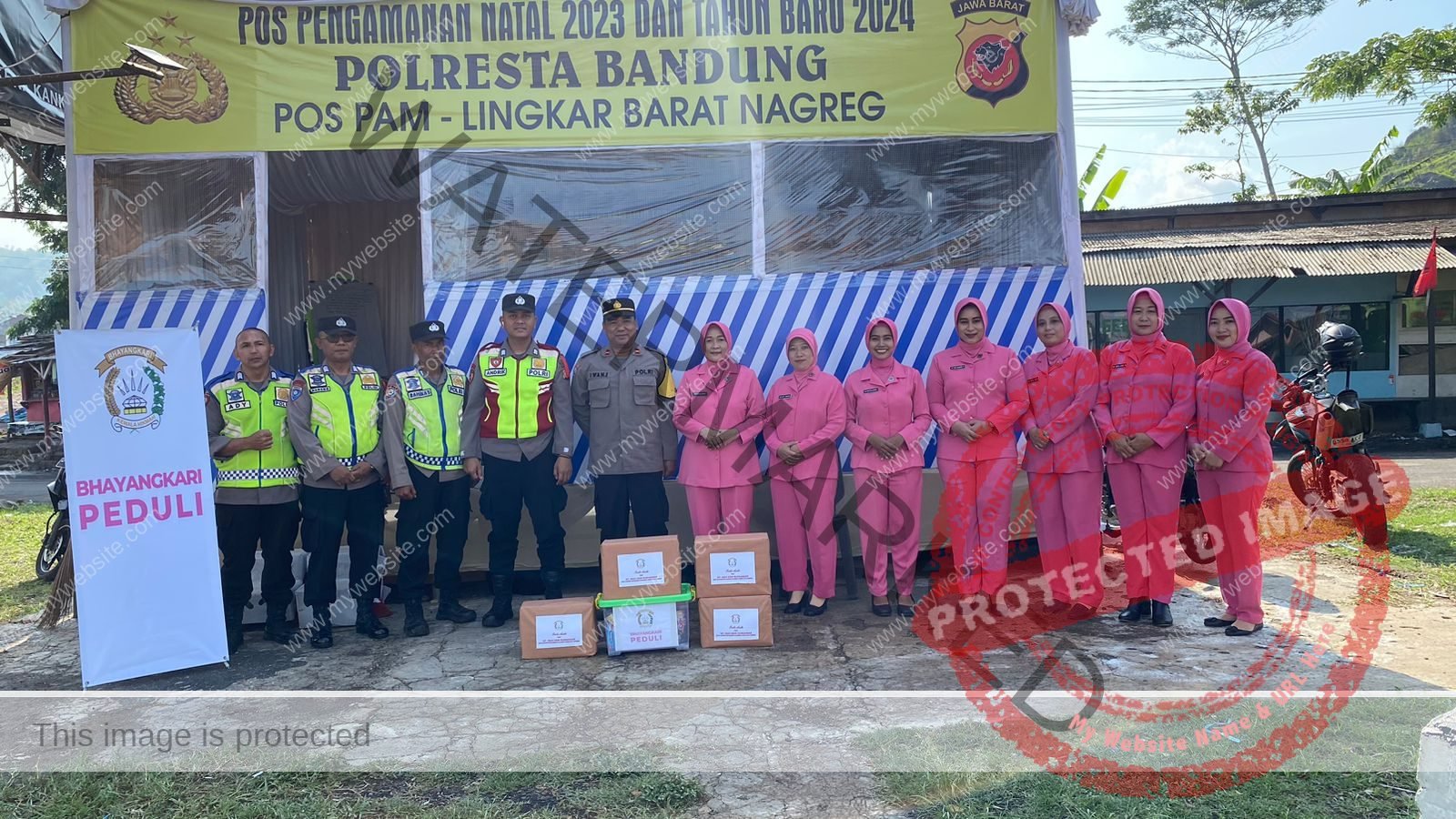 Bhayangkari Peduli, Pengurus Bhayangkari Ranting Cicalengka Beri Bingkisan Kepada Petugas Pos Pam Natal dan Tahun Baru 2024