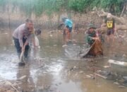 Sinergitas TNI Polri, Babinsa dan Bhabinkamtibmas Bersihkan Sampah Sungai Bersama Warga Masyarakat Desa Panenjoan