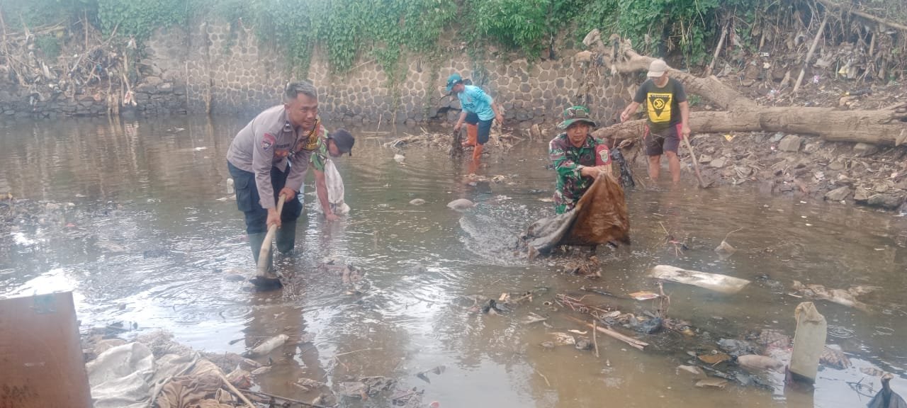 Sinergitas TNI Polri, Babinsa dan Bhabinkamtibmas Bersihkan Sampah Sungai Bersama Warga Masyarakat Desa Panenjoan