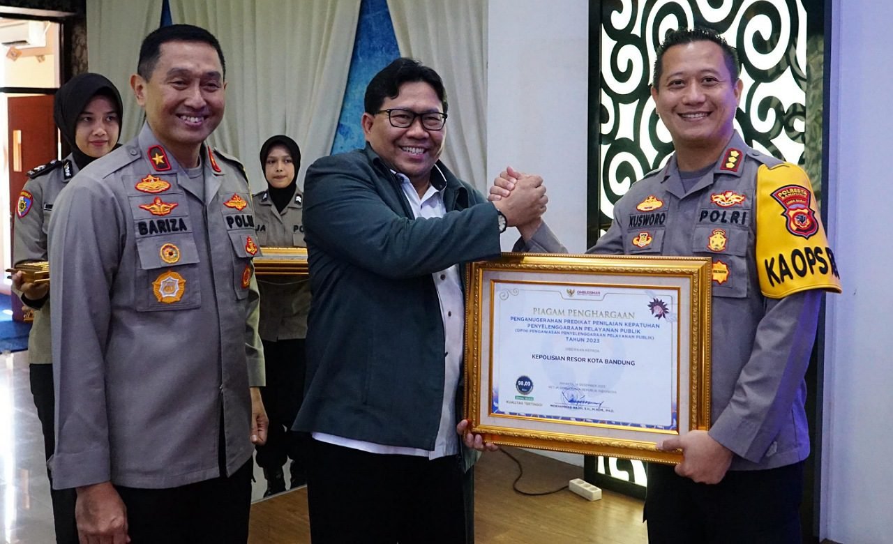 Polresta Bandung Terima Penghargaan Dari Ombudsman RI Dalam Pelayanan Publik Terbaik 2023