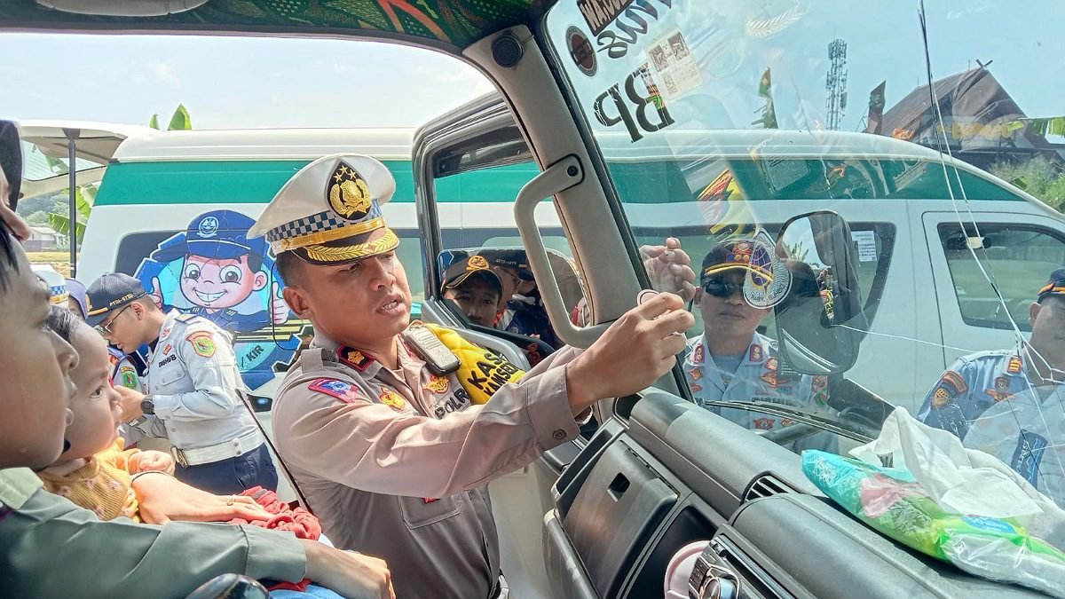 Sat Lantas Polresta Bandung Gelar Ramp Check Bis Pariwisata dan Kendaraan Berpenumpang Banyak Yang Menuju Ke Tempat Wisata