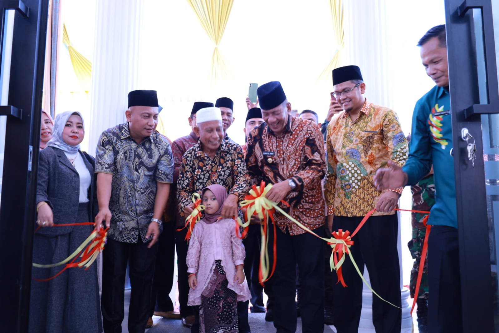Bupati Pessel Resmikan Masjid SMPN 1 Batang Kapas Hibah Dari Rori Pasla dan Keluarga