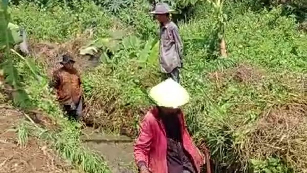 Saluran Irigasi Pertanian Tak Kunjung Mendapat Perhatian Pemerintah, Petani Pamoyanan Cicalengka Lakukan Kerja Bakti