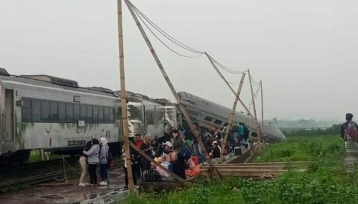Tabrakan Maut Kereta Api Terjadi di Cicalengka, Antara KA Turangga Dengan KA Commuter Line Bandung Raya