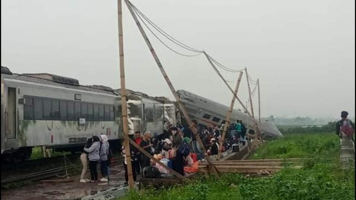 Tabrakan Maut Kereta Api Terjadi di Cicalengka, Antara KA Turangga Dengan KA Commuter Line Bandung Raya