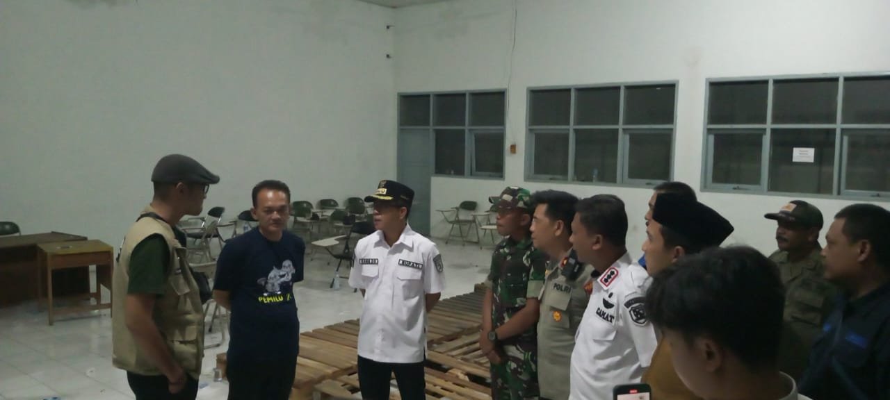 Bupati Bandung Tinjau Langsung Gudang PPK Cicalengka Yang Terdampak Angin Puting Beliung