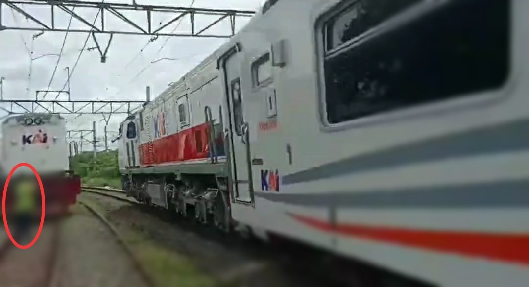Sedang Asik Buat Konten Kereta Api, Railfans Tewas Tertabrak Kereta Api di Jatinegara