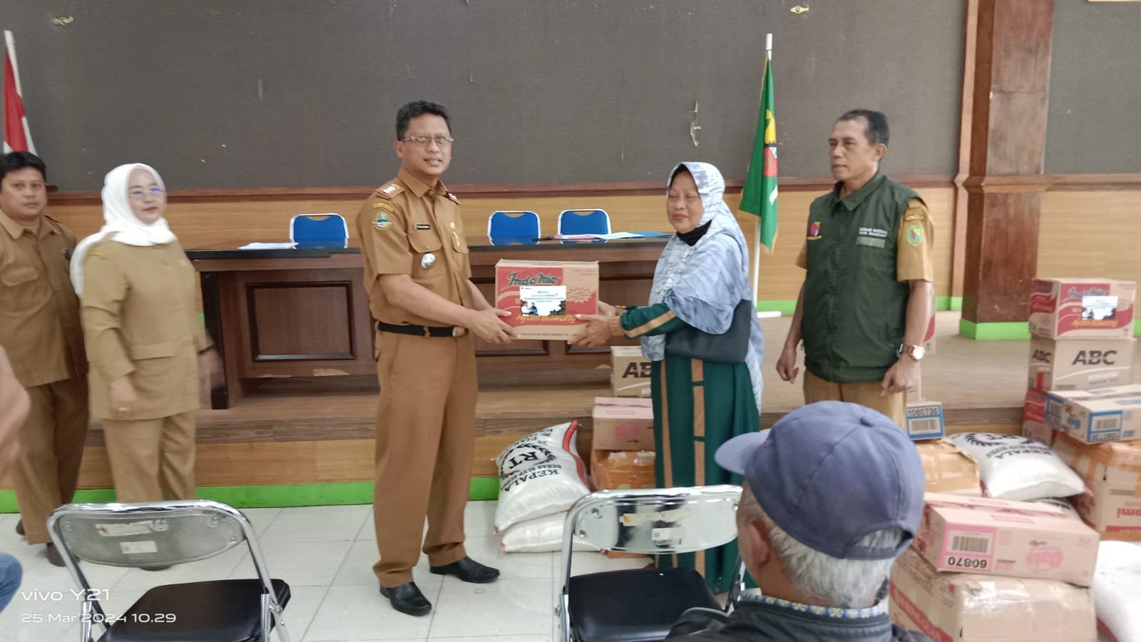 Camat Cicalengka Salurkan Bantuan Permakanan Bagi Lanjut Usia Terlantar di Kecamatan Cicalengka 