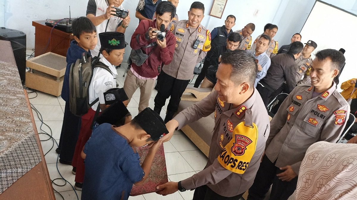 Jum’at Berkah, Kapolresta Bandung Berikan Santunan Kepada Anak Yatim di Pasirjambu