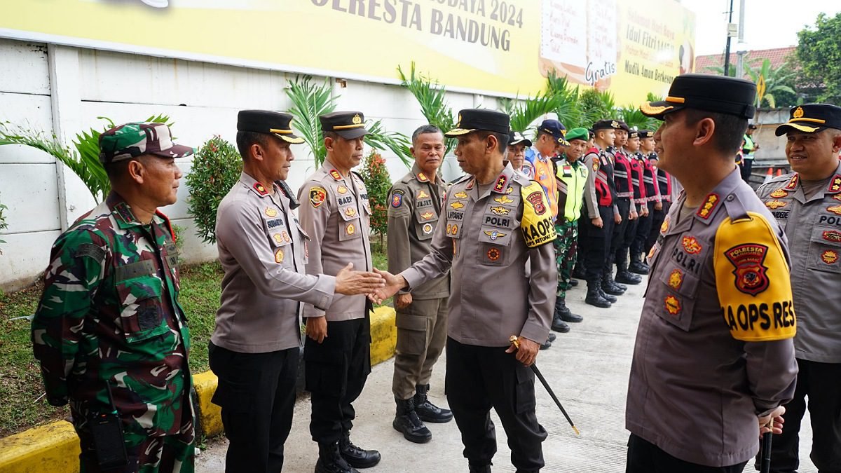Kapolda Jawa Barat Tinjau Pos Terpadu Cileunyi