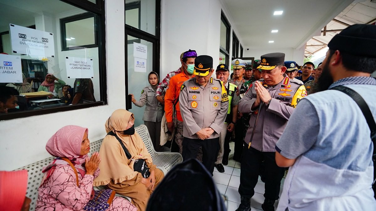 Kapolri Pastikan Beri Pelayanan Terbaik Bagi Keluarga Korban Kecelakaan Tol Cikampek