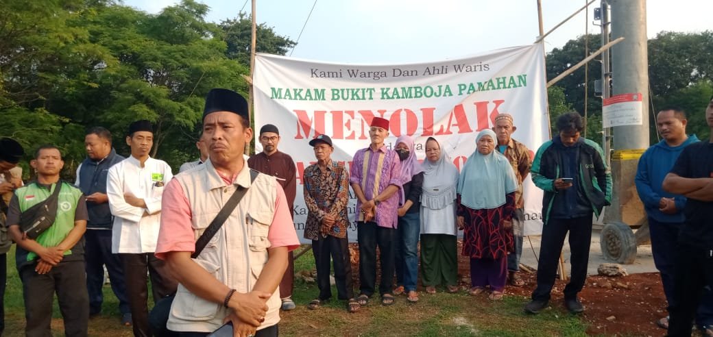 Warga Serpong Pasang Spanduk, Tolak Pembangunan Tower di Area Pemakaman