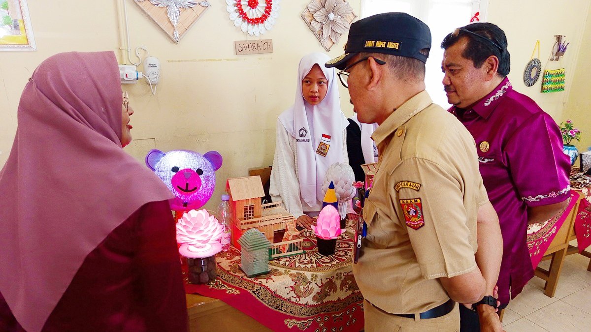 Camat Ampek Angkek Apresiasi Karya Siswa SMPN 1 Ampek Angkek dalam Pengolahan Sampah Jadi Barang Bermanfaat