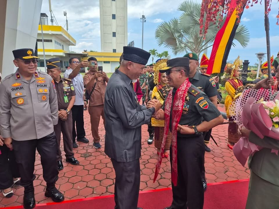 Gubernur Sumbar Sambut Kedatangan Danrem 032/Wirabraja yang Baru di VIP Bandara Internasional Minangkabau