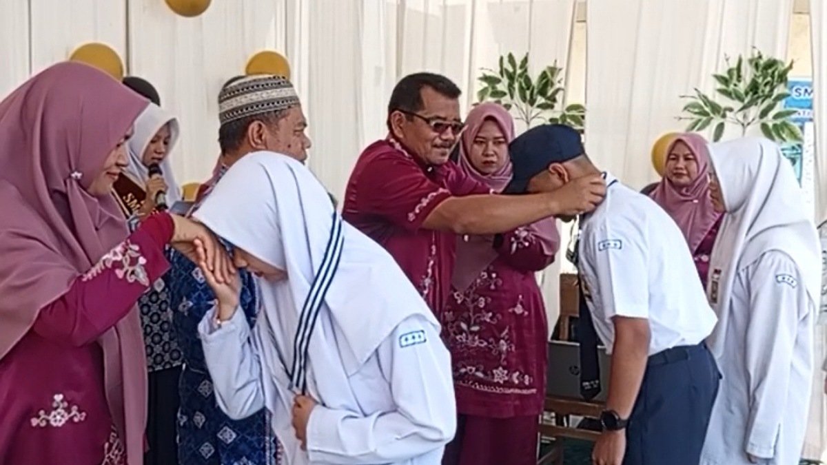 Kesederhanaan yang Mengharukan: SMPN 1 Ampek Angkek Lepas Siswa Kelas IX dan Guru Purnabakti