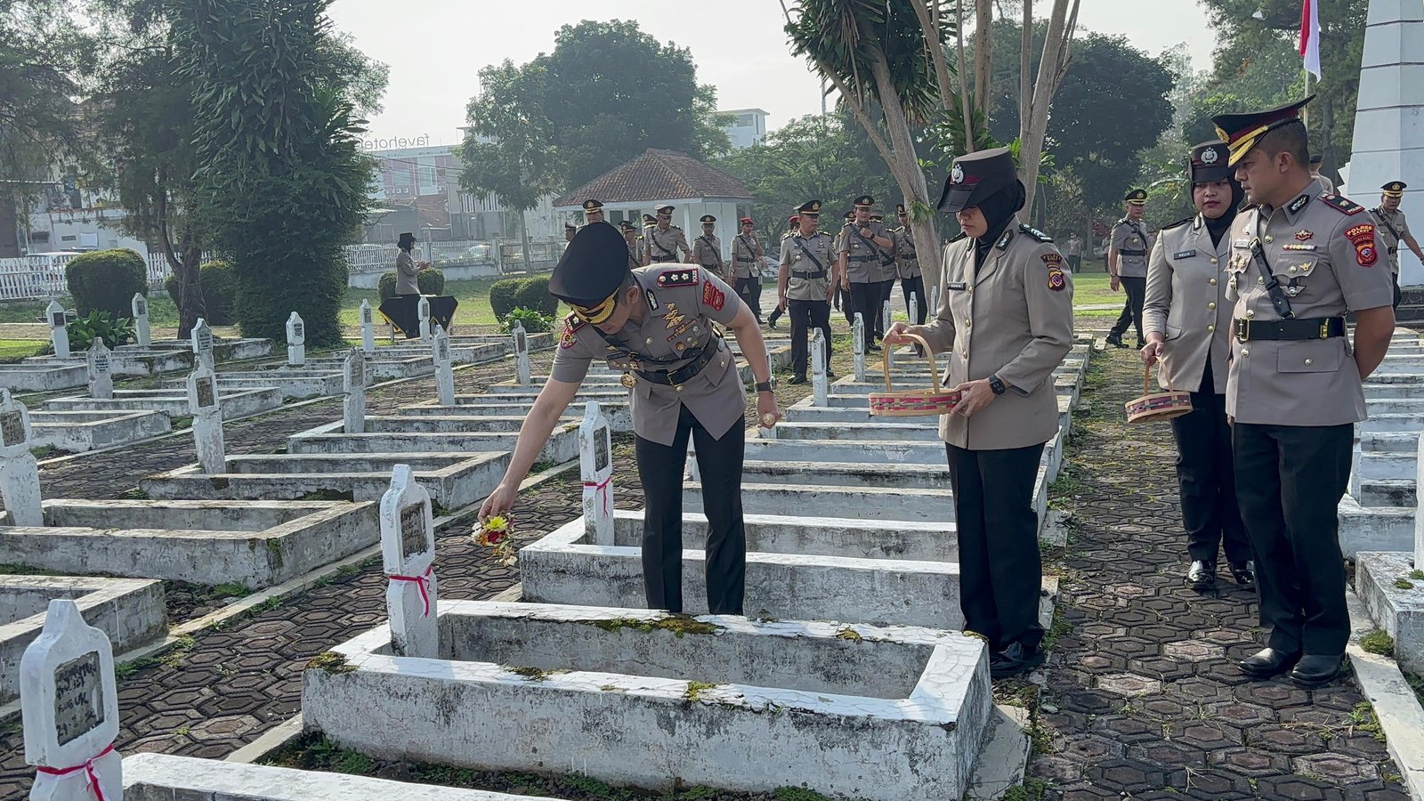 Peringati HUT Bhayangkara ke-79, Polres Garut Tabur Bunga Kenang Jasa Pahlawan